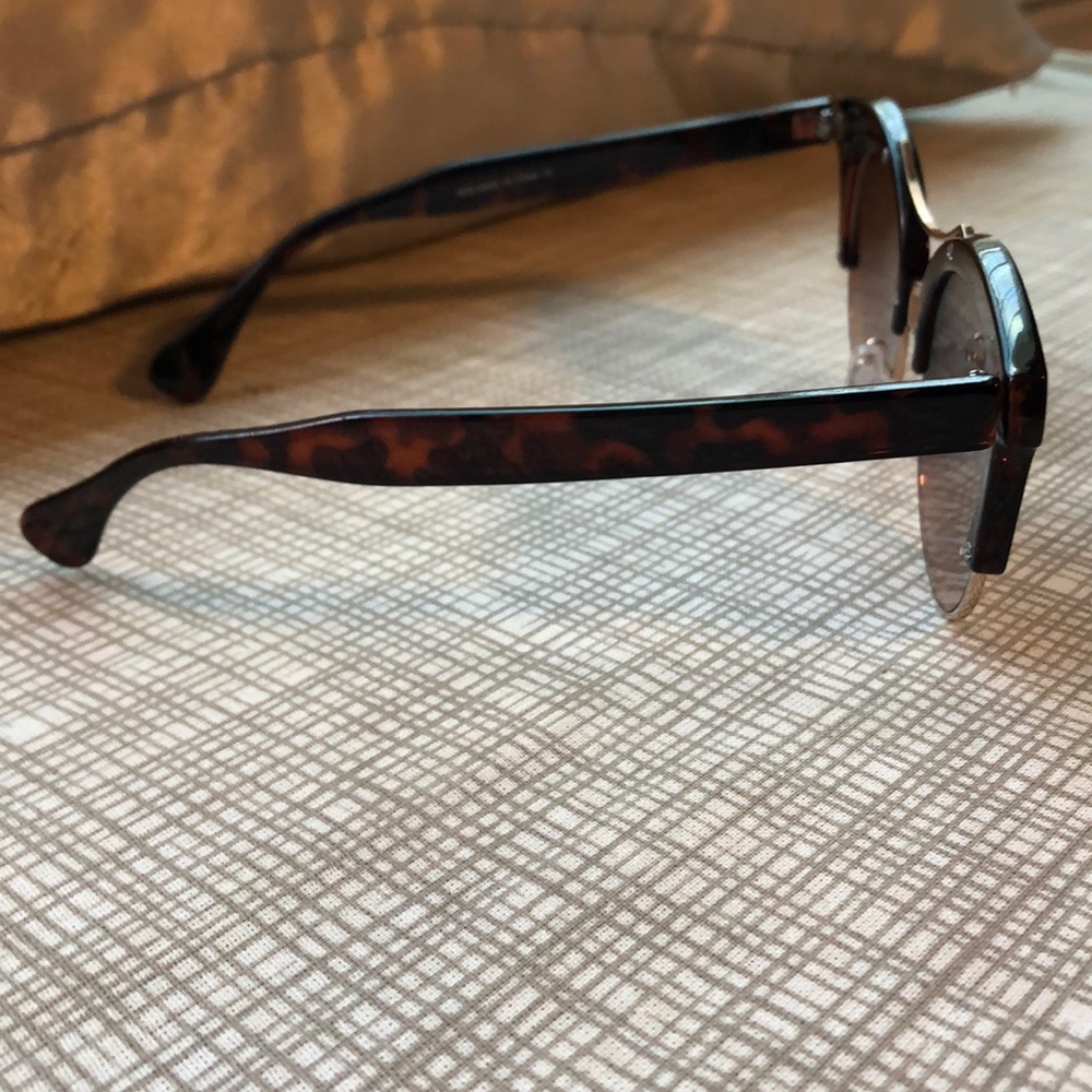 Tortoise shell sunglasses - Picture 2 of 2